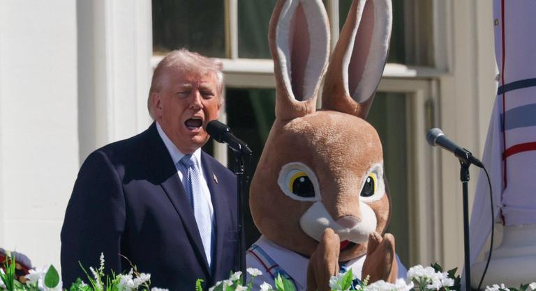 Donald Trump a húsvéti nyuszival az oldalán beszélt Irán olajának elvételéről