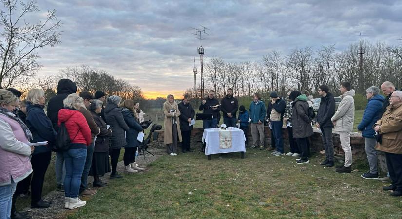 Krisztus feltámadt: hajnal a fancsikai templomromnál