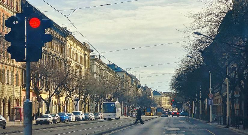 Felborul a közlekedés holnap Budapesten: akár fél órára lezárhatnak egyes utakat