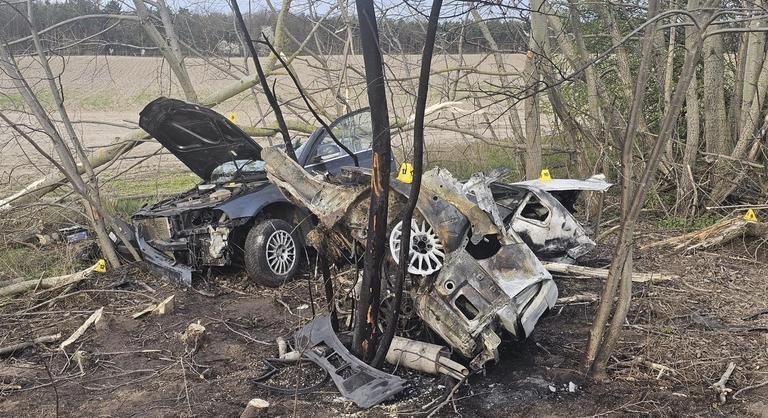 Két fiatal meghalt Szlovákiában, miután autójuk fának csapódott és kettészakadt