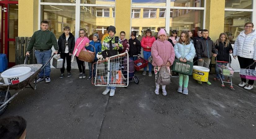 Kreativitás a csúcsra járatva: iskolatáska-mentes nap Perkátán vicces megoldásokkal (galériával)