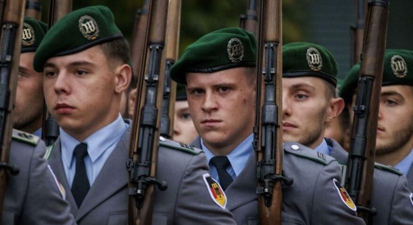 A német férfiakra új korlátozás vár: a hosszú külföldi utakhoz engedély kell