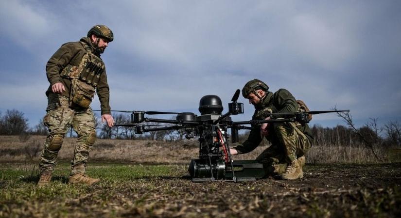 Lakóépület rongálódott meg Odesszában, Csernyihiv térségében százezrek maradtak áram nélkül
