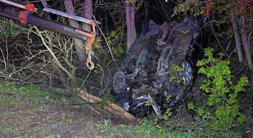 Halálos baleset: hárman meghaltak, ketten megsérültek, amikor fának csapódott egy autó