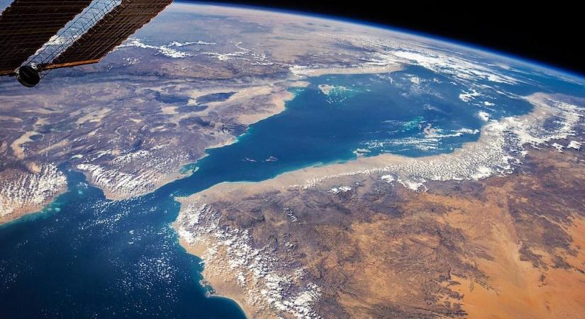 Ez már őrület: a Hormuzi-szorosnál is fontosabb átkelőt zárhat le Irán, végleg összeomlik az energiapiac – ezért pótolhatatlan Báb el-Mandeb