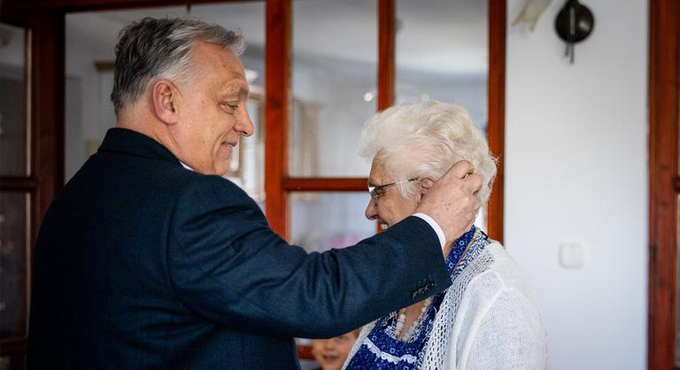 Orbán Viktor és Magyar Péter sem hagyta ki a hétfői locsolkodást