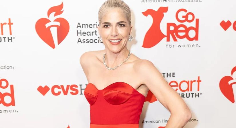 A hollywoodi színésznő, Selma Blair egyszerre vagány és rettentően szexi a kivágott ruháiban – dögös galéria