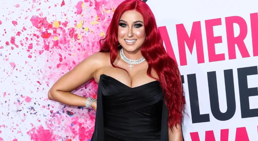A sminkvideóiról ismert youtuber, Jaclyn Hill mellbedobással győzi le a konkurrenciát – brutál galéria