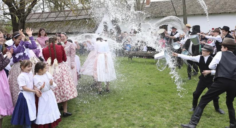 Nevetés, sikítás és vizes haj – így telt a hagyományos húsvéti locsolkodás