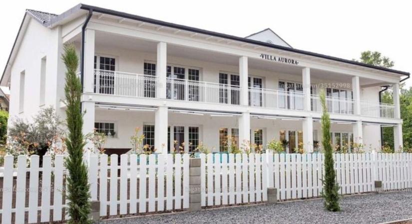 Árulják Balatonalmádi egyik legszebb villáját (galéria)