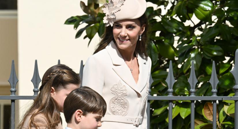 Katalin hercegné lenyűgöző krémszínű ruhában tért vissza a húsvéti misén