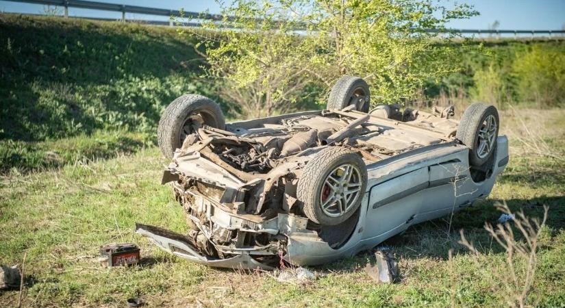 Helyszíni fotókon a húsvéthétfői halálos autóbaleset