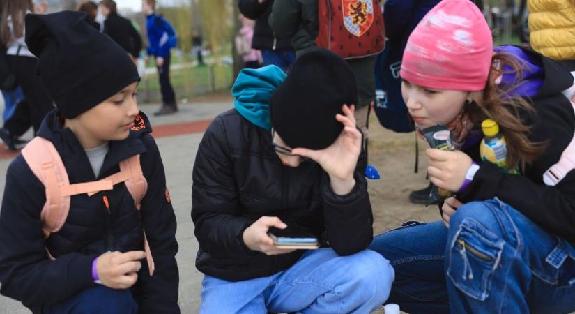 Babakocsiba szerelik a tabletet, aztán csodálkoznak, hogy tömegjelenséggé a gyerekeknél a digitális autizmus