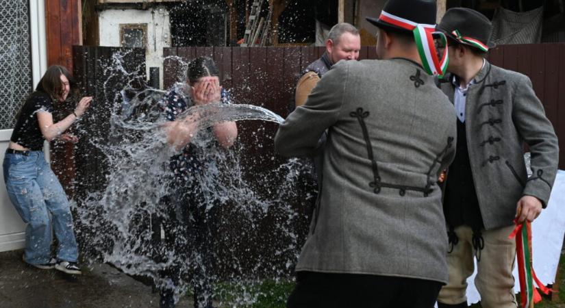 Húsvéti locsolkodás a székelyföldi Szörcsén