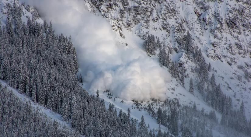 Hatfős csoport maradt a lavina alatt, életét vesztette egy 17 éves fiú