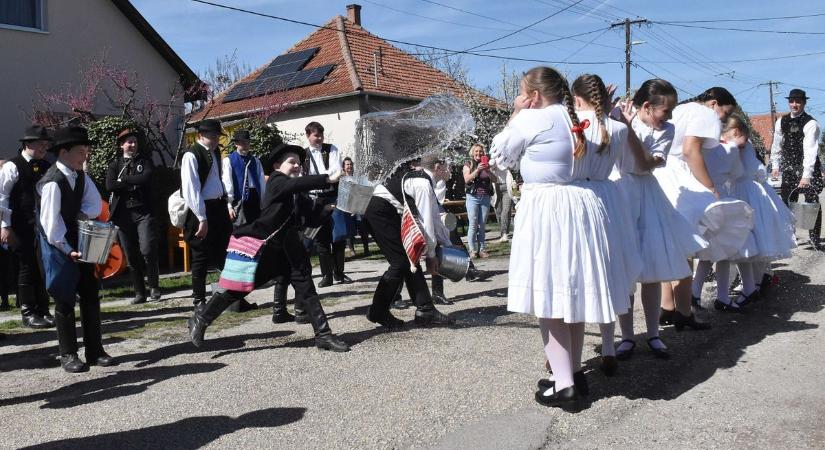 Senki nem maradt szárazon! Vödörrel locsolták a lányokat, asszonyokat, hogy el ne hervadjanak – galériával és videóval