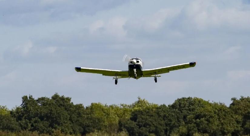 "Olyan volt, mint a filmekben" egy kisrepülőgép a forgalmas úton szállt le - Videó