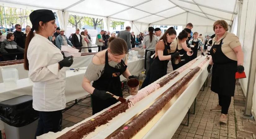Szekszárd befalta a rekordját: a 100 méteres kalácsot