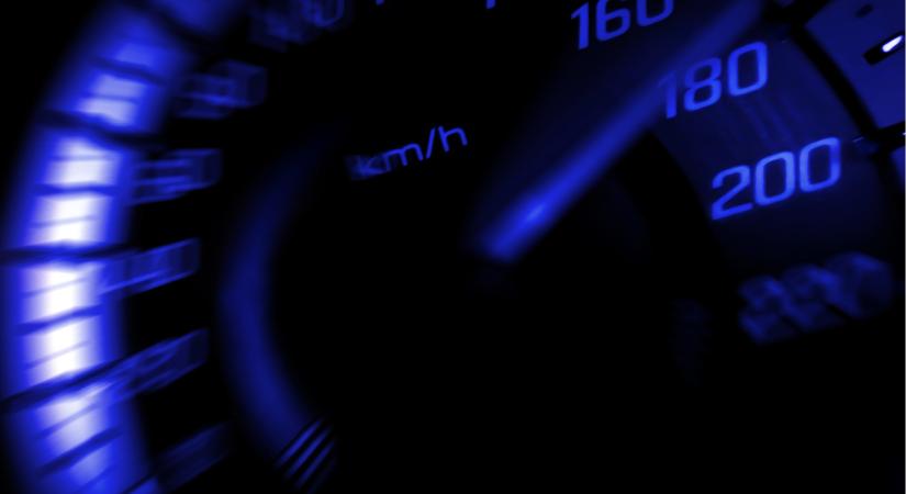 Egy audis 891 gyorshajtásnál jár, de még mindig nem vették el a jogsiját