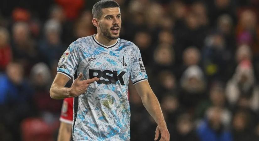 Úgy fejbe rúgták az angol válogatott focistát, hogy azonnal mentőbe rakták