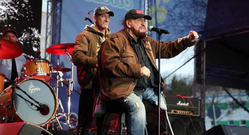 Legendák, lángos és éneklő közönség – így szólt a komlói Szerencsekoncert (galéria)