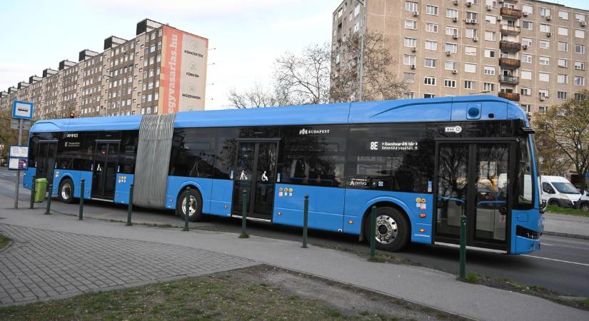 Most érkezett: felborult egy busz Budapesten!