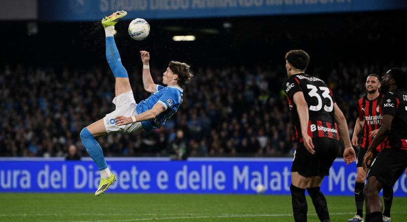 A Napoli egy hajrágóllal legyűrte és megelezőte a Milant