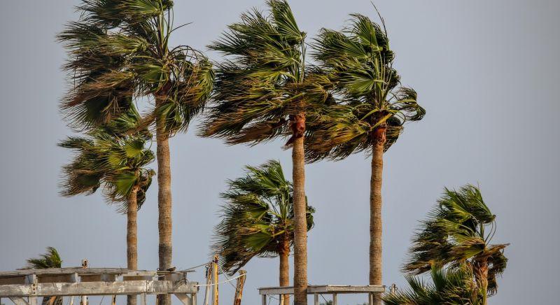 Mínusz 4 fokos hidegre ébredtünk, viharos szél fújja el a felhőket