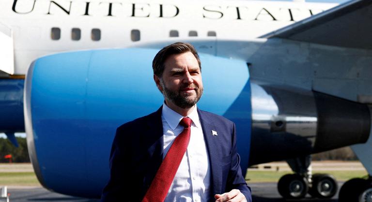 Páncélautók, lezárt utak, ideiglenes repülési zárlat, teljesen felborul a budapesti közlekedés kedden