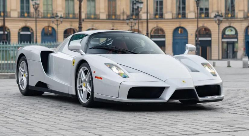 Szuper ritka ez az ezüstszínű Ferrari Enzo