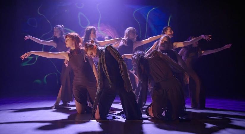 Teltházas előadás a győri táncosoknál - Sok-sok fotón mutatjuk a sikerdarabot