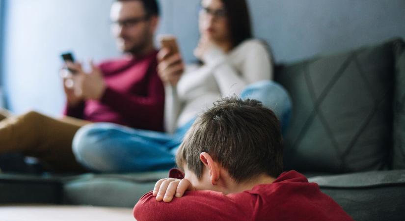 8 jel, hogy gyerekkorodban érzelmileg elhanyagoltak – és így hat a felnőttkorodra