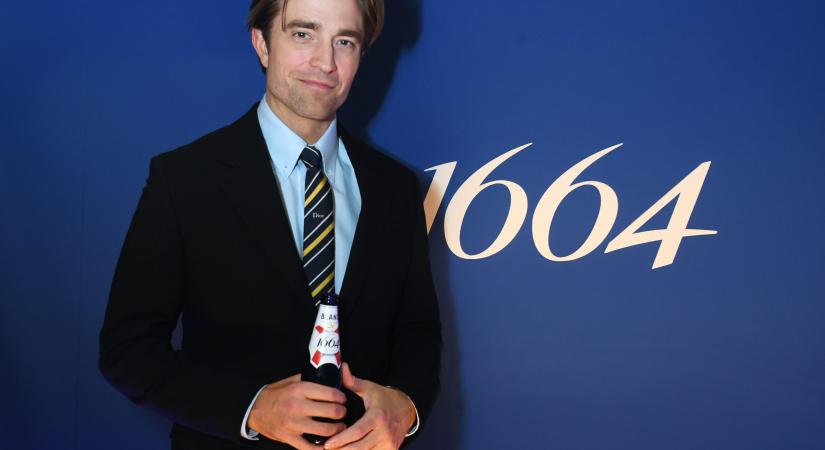 Egyszerre három szerepben láthatjuk Robert Pattinsont