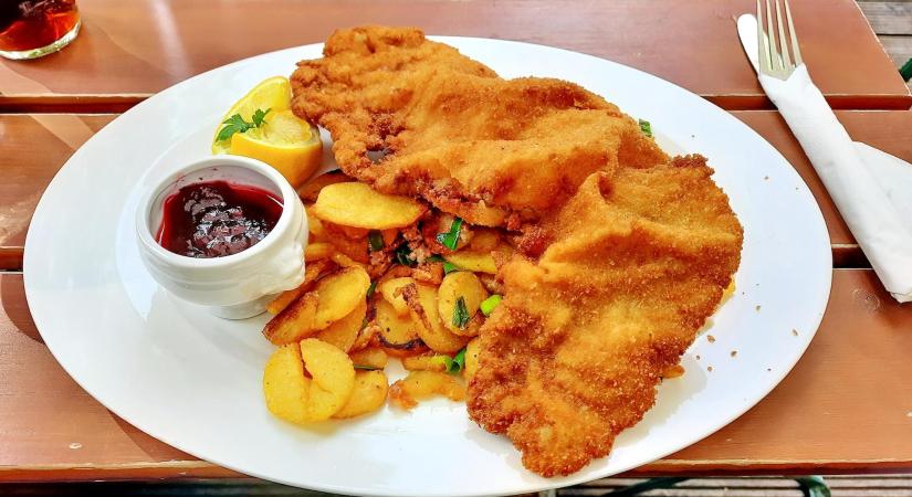 A magyarok kihagyják ezt a hozzávalót a rántott hús panírjából, de Bécsben erre esküsznek