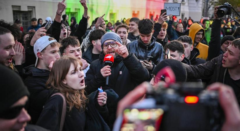 A kampány eleve beteggé tesz, választás után pedig az ország felére rátörhet a gyász