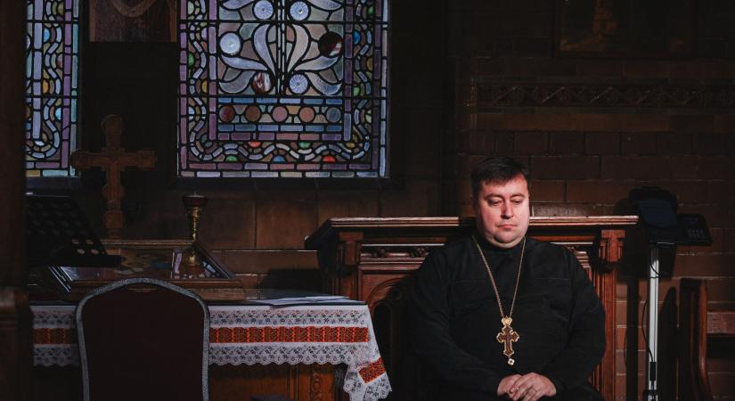 A pap, aki mindig hősöket temet