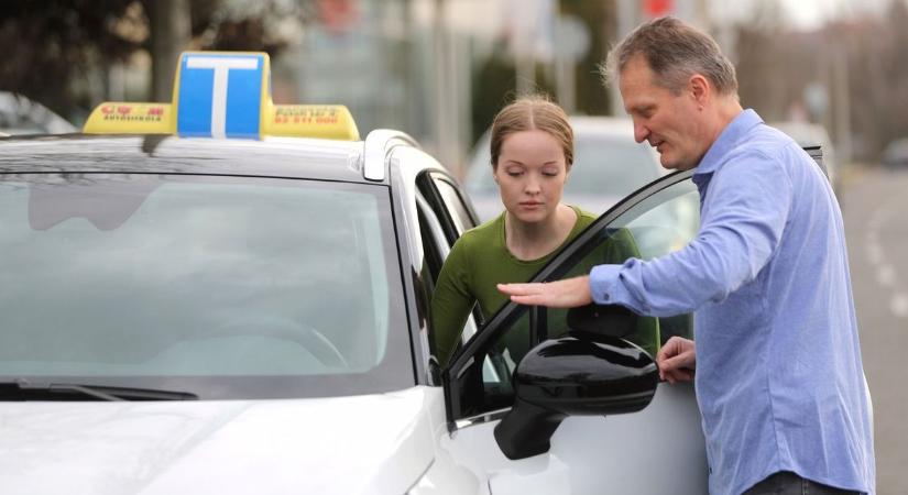 Ingyen adják tízezres óratarifával? Közelebb van a félmilliós árhoz a B kategóriás jogosítvány ára, mint gondolnánk