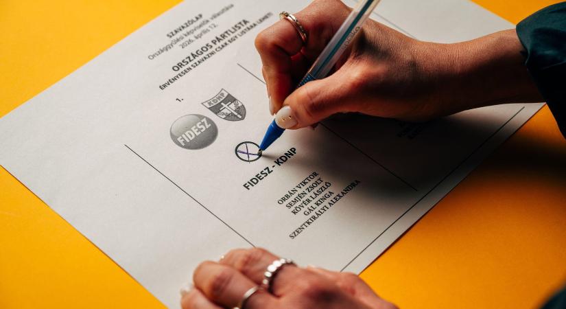 Újabb fideszes sztárt szedtek ízekre, minden egy Orbán Viktorról készült fotóval kezdődött