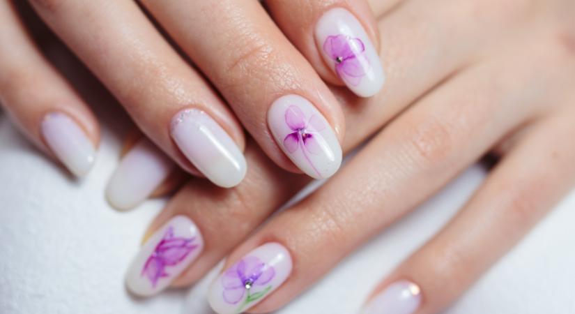 Ha unod a megszokottat, akkor ezek az extra virágos körmök lesznek a kedvenceid