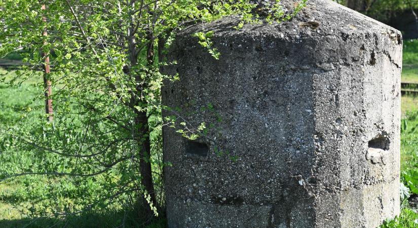 A város peremén, a sűrű növényzet takarásában ma is ott húzódik a történelem egyik emléke Szolnokon