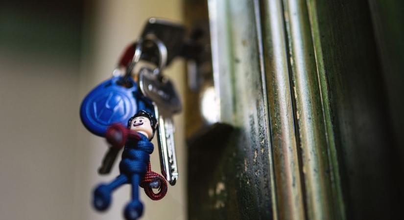 Apróért árulják a jászkunsági Kádár-kockákat, kiderült, mennyiért adják a legolcsóbbat