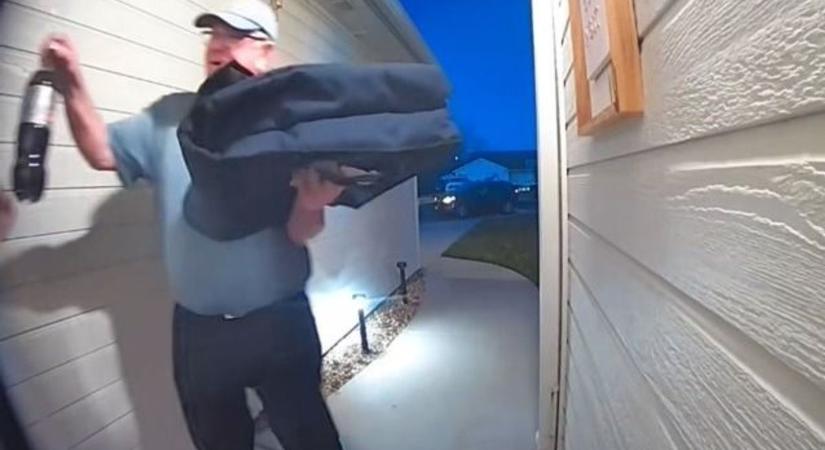 Kólát vett a látássérült megrendelőnek – milliókkal hálálták meg a pizzafutár jócselekedetét (videó)