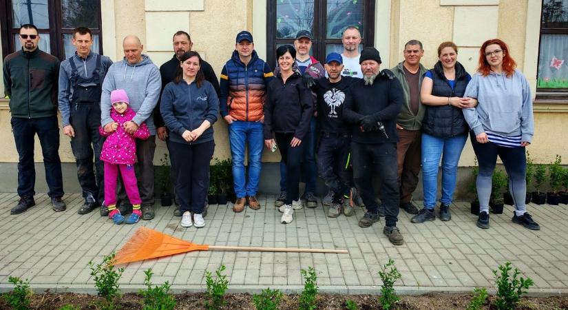 Ez ám a csapatmunka! A gartai iskoláért dolgoztak a szülők és az önkéntesek - fotók
