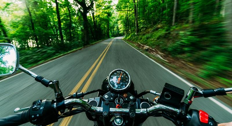 Súlyos baleset: két 17 éves tinédzser megsérült, miután motorkerékpárjuk egy traktorba csapódott