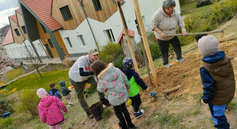 Közösségi faültetés volt Kesztölcön