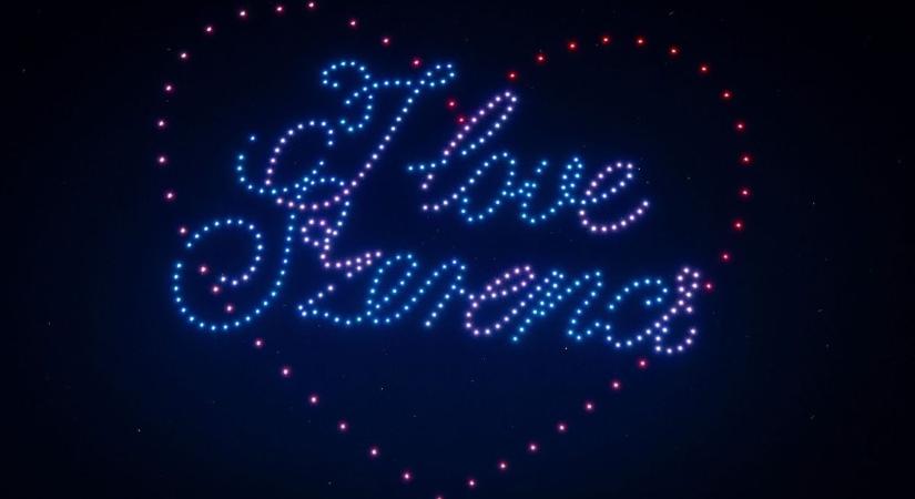 Gombóc Artúr az égből figyelt: 400 drónnal írtak történelmet Szerencsen – fotókon, videókon mutatjuk