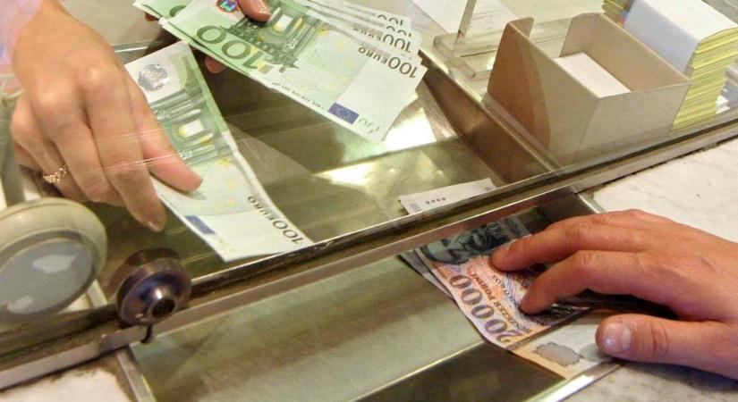 Borús hír érkezett az ünnepek után: nem bírta a nyomást a forint