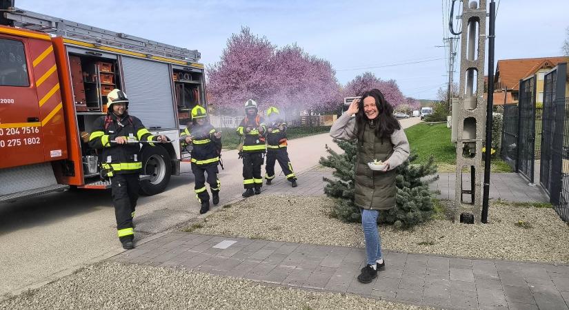 Tűzoltóautóval érkezett a húsvéti locsolás Sárisápon