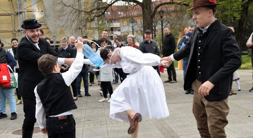„Mosolyogva tűrik” – egyes falvakban durvább a húsvéti locsolás, mint hinnéd