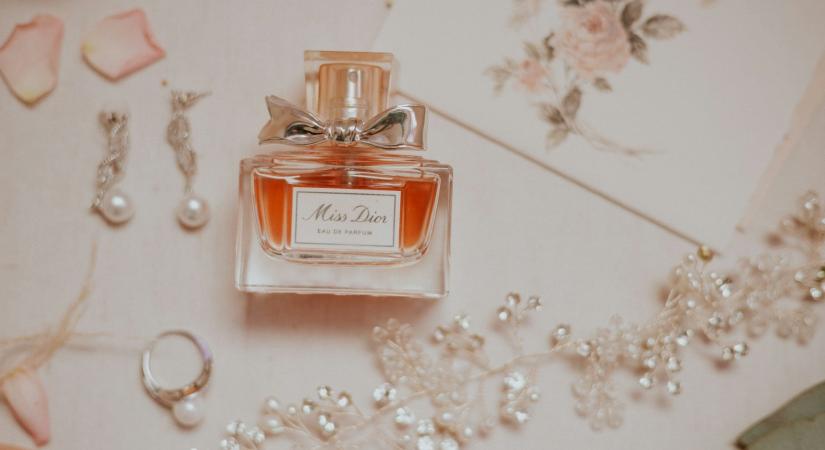 A világ legkedveltebb női parfümjei: ikonikus klasszikusok és varázslatos modern illatok